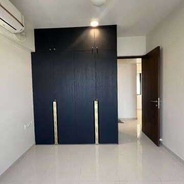 Room in 3 BHK Apartment at Kalpataru Magnus, Bandra East – for Rent