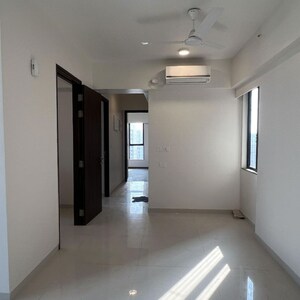Room in 3 BHK Apartment at Kalpataru Magnus, Bandra East – for Rent