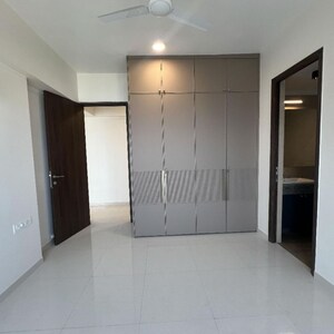 Room in 3 BHK Apartment at Kalpataru Magnus, Bandra East – for Rent