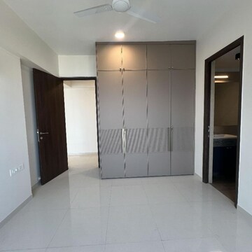 Room in 3 BHK Apartment at Kalpataru Magnus, Bandra East – for Rent