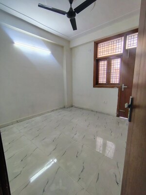 Room in 3 BHK Builder Floor at Bindal Enclave, Phi Iv Greater Noida – for Rent