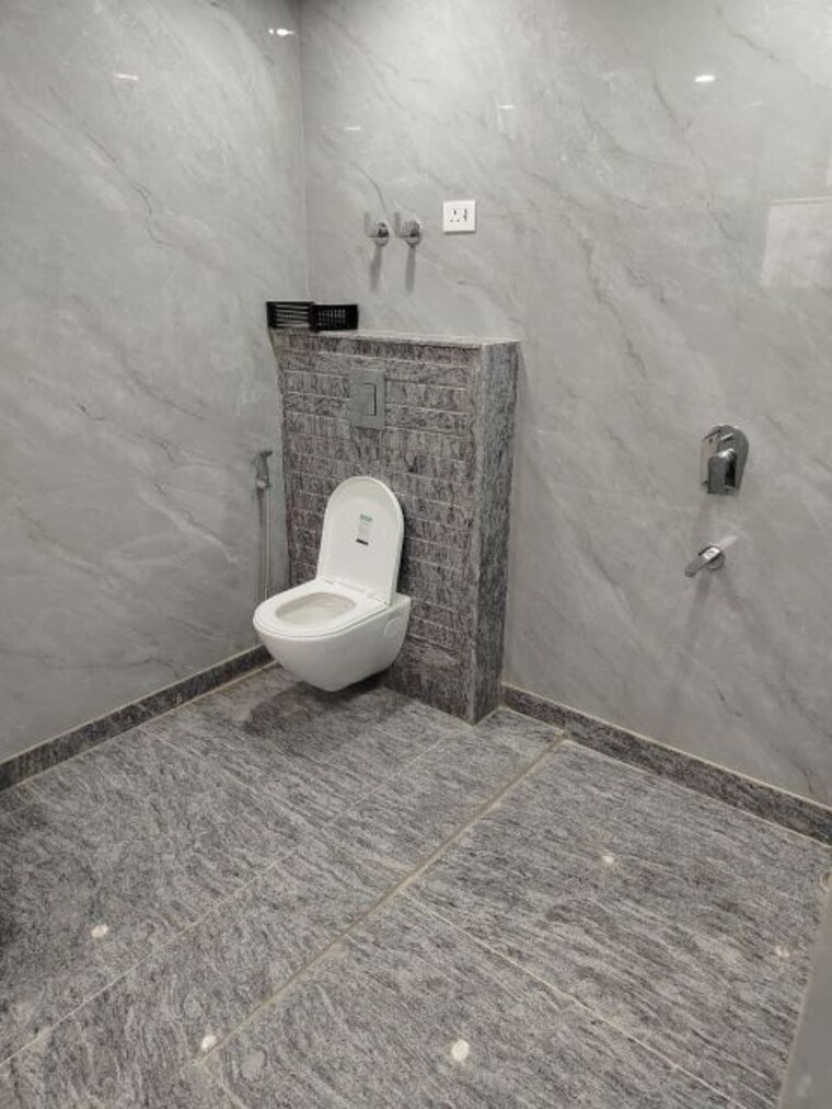 Bathroom, nehru enclave 5 Bedroom 300 Sq.Yd. Builder Floor In Nehru Enclave Delhi 10051148