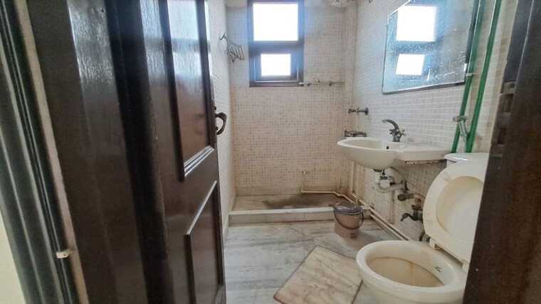 Bathroom, kalkaji 5 Bedroom 300 Sq.Yd. Builder Floor In Kalkaji Delhi 10051159