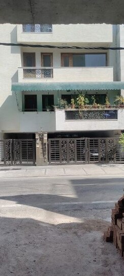 5 BHK + Pooja Room,Servant Room,Study Room,Extra Room Builder Floor For Sale in Panchsheel Park