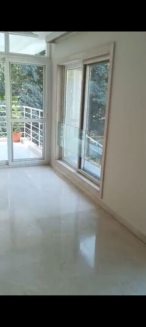 Room in 4 BHK Villa at Defence Colony – for Rent