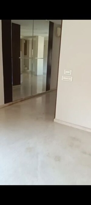 Room in 4 BHK Villa at Defence Colony – for Rent