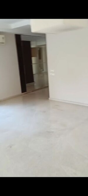 Room in 4 BHK Villa at Defence Colony – for Rent