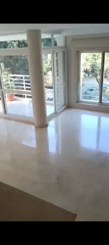 Room in 4 BHK Villa at Defence Colony – for Rent