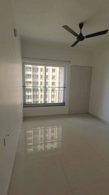 Room in 2 BHK Apartment at Rustomjee Urbania Azziano, Thane West – for Rent