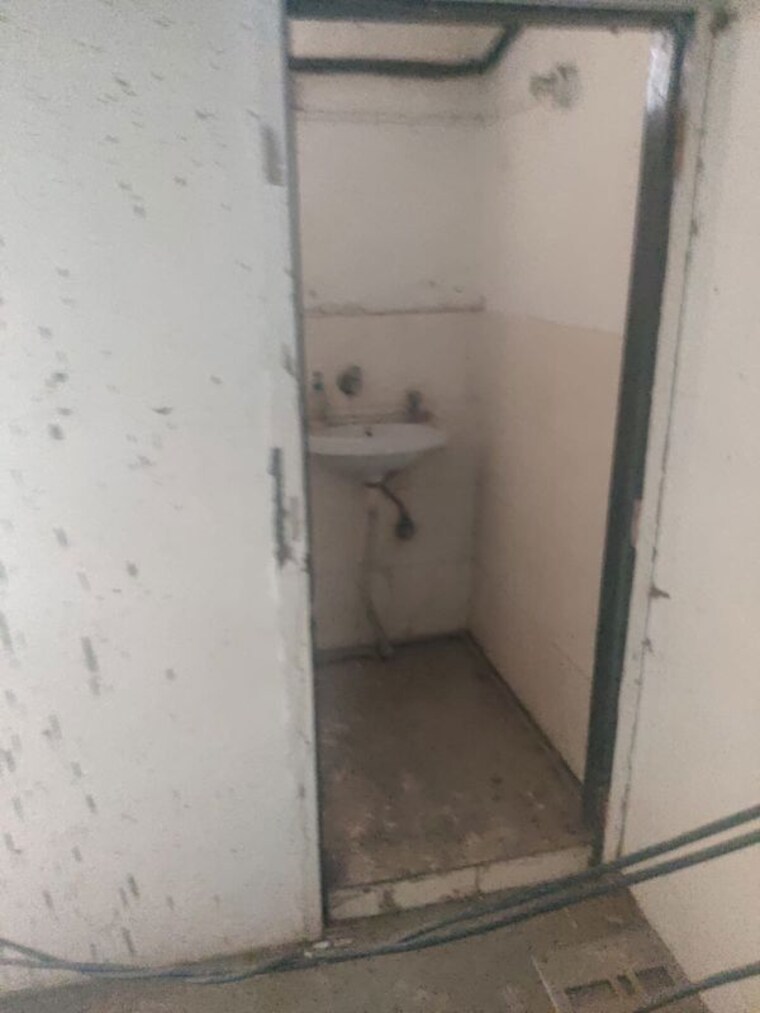 Washroom, green park Commercial Office Space 1300 Sq.Ft. In Green Park Delhi 10051359
