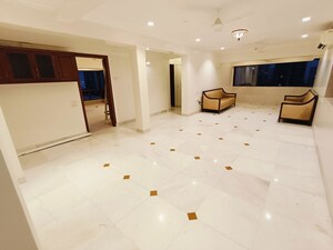 Room in 2 BHK Apartment at Everest Apartments Malabar Hill, Malabar Hill – for Rent