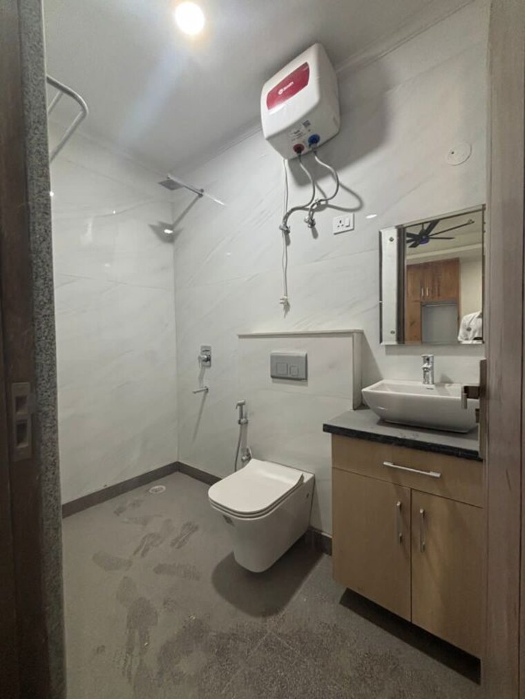 Bathroom, freedom fighters enclave 3 Bedroom 2500 Sq.Ft. Apartment In Freedom Fighters Enclave Delhi 10051727
