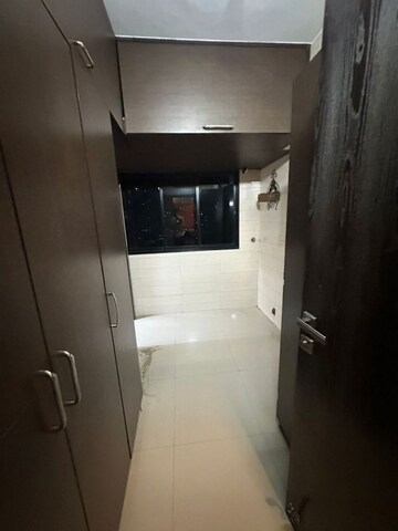 Attached Bathroom in 3 BHK Apartment at Mumbai Central Suburbs – for Rent