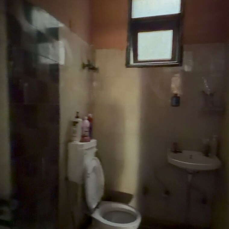 Bathroom, dwarka mor 2 Bedroom 66 Sq.Yd. Builder Floor In Dwarka Mor Delhi 10052120