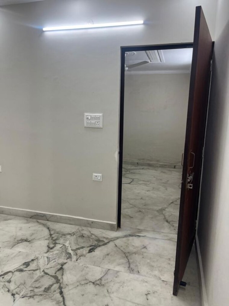 Room, sector 14 dwarka 3 Bedroom 198 Sq.Yd. Apartment In Sector 14 Dwarka Delhi 10052142