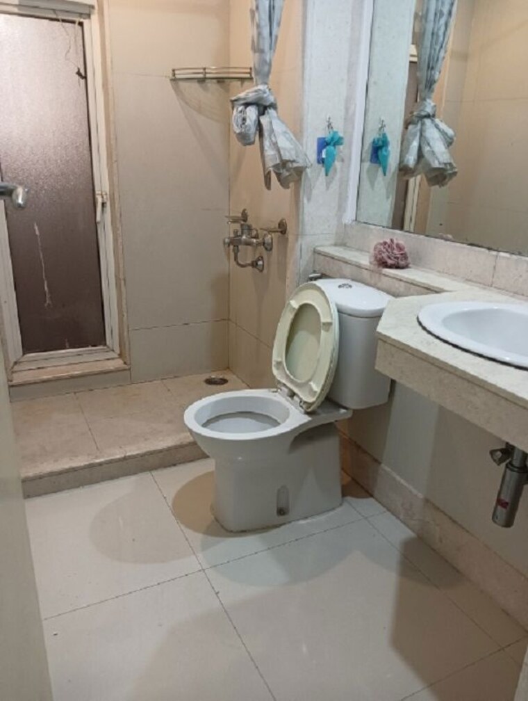 Bathroom, hiranandani-gardens-birchwood 3 Bedroom 1650 Sq.Ft. Apartment In Powai Mumbai 10052542