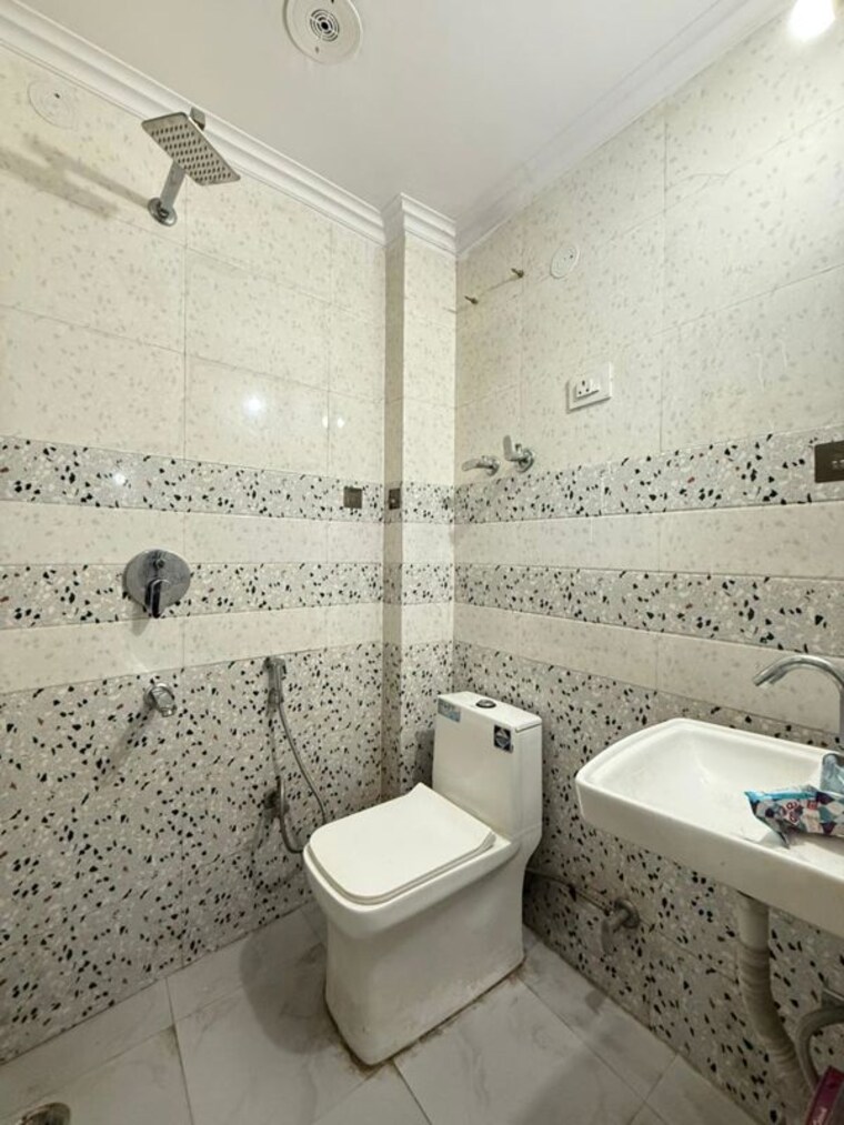 Bathroom, paryavaran complex 1 Bedroom 450 Sq.Ft. Builder Floor In Paryavaran Complex Delhi 10052593