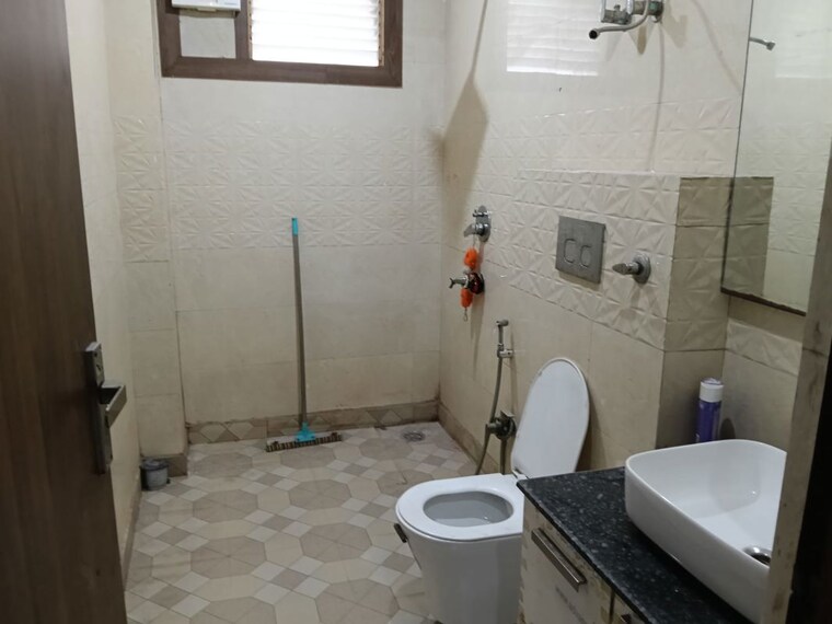 Bathroom, uttam nagar 2 Bedroom 765 Sq.Ft. Apartment In Uttam Nagar Delhi 10052482