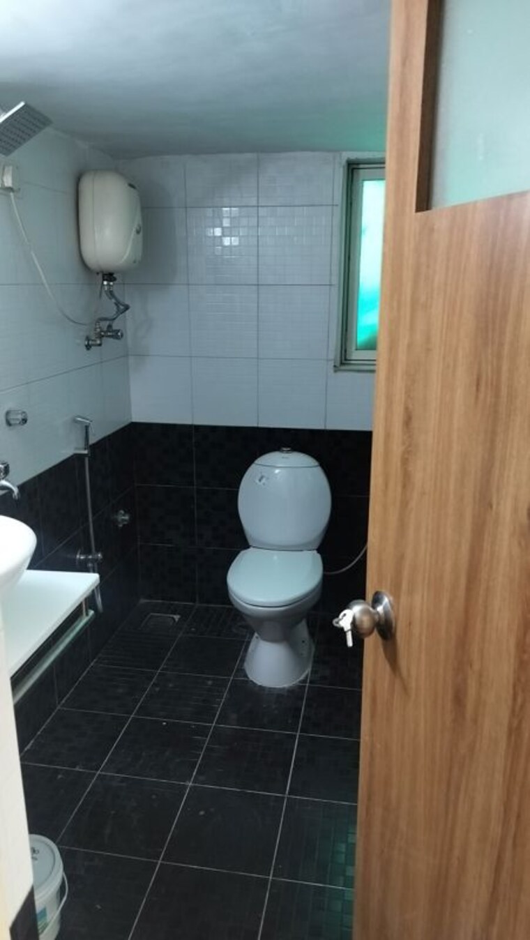 Bathroom, bandra west 3 Bedroom 1100 Sq.Ft. Apartment In Bandra West Mumbai 10052889