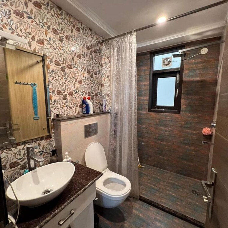 Bathroom, sector 14 5 Bedroom 250 Sq.Yd. Independent House In Sector 14 Gurgaon 10053001