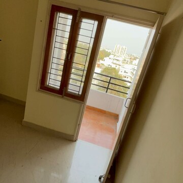 Room in 2 BHK Apartment at Greenwood Apartment, Gomti Nagar – for Rent