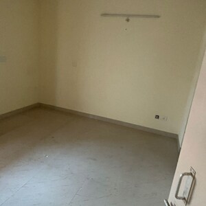 Room in 2 BHK Apartment at Greenwood Apartment, Gomti Nagar – for Rent