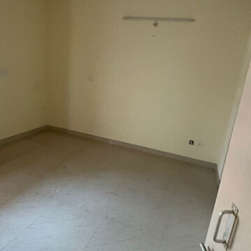 Room in 2 BHK Apartment at Greenwood Apartment, Gomti Nagar – for Rent