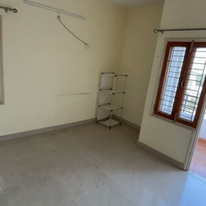 Room in 2 BHK Apartment at Greenwood Apartment, Gomti Nagar – for Rent