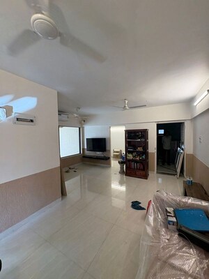 Room in 2 BHK Apartment at Khar West – for Rent