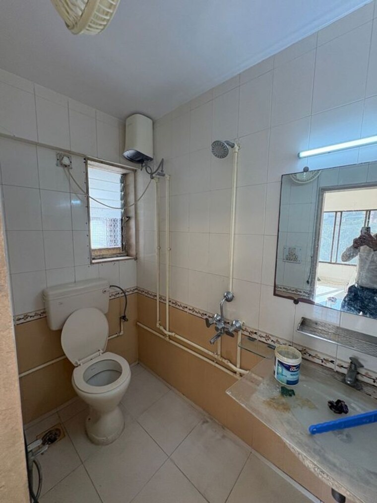 Attached Bathroom, khar west 2 Bedroom 700 Sq.Ft. Apartment In Khar West Mumbai 10053078