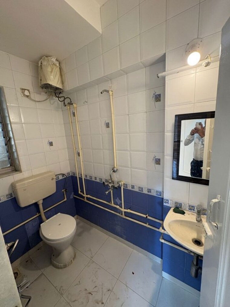 Bathroom, khar west 2 Bedroom 700 Sq.Ft. Apartment In Khar West Mumbai 10053078