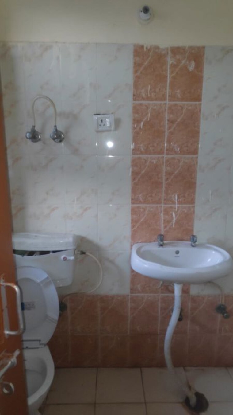 Bathroom, omicron i greater noida 3 Bedroom 1291 Sq.Ft. Builder Floor In Omicron I Greater Noida Greater Noida 10035949