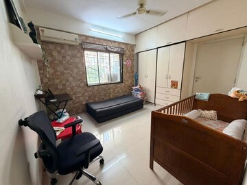 Room in 3 BHK Apartment at Khar West – for Rent