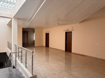 Room in 4 BHK Builder Floor at Omaxe Silver Birch, North Mullanpur – for Rent