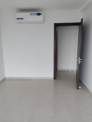 Room in 3 BHK Apartment at Omkar Vayu, Mahim – for Rent