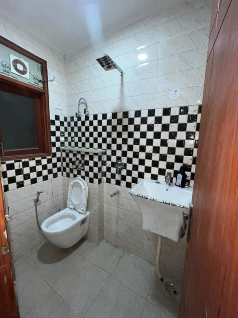 Bathroom, neb sarai 2 Bedroom 900 Sq.Ft. Builder Floor In Neb Sarai Delhi 10053684