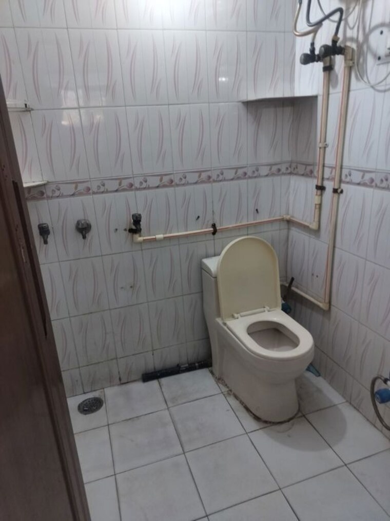 Bathroom, rwa-apartments-sector-51 2 Bedroom 950 Sq.Ft. Builder Floor In Sector 51 Noida 10053685