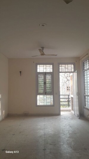 Room in 3 BHK Builder Floor at Unitech South City II, Sector 50 – for Rent
