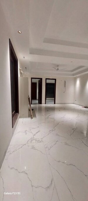 Room in 3 BHK Builder Floor at Sector 45 – for Rent
