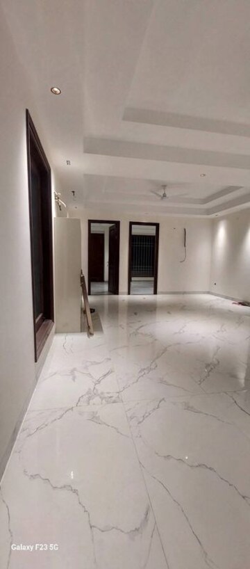 Room in 3 BHK Builder Floor at Sector 45 – for Rent