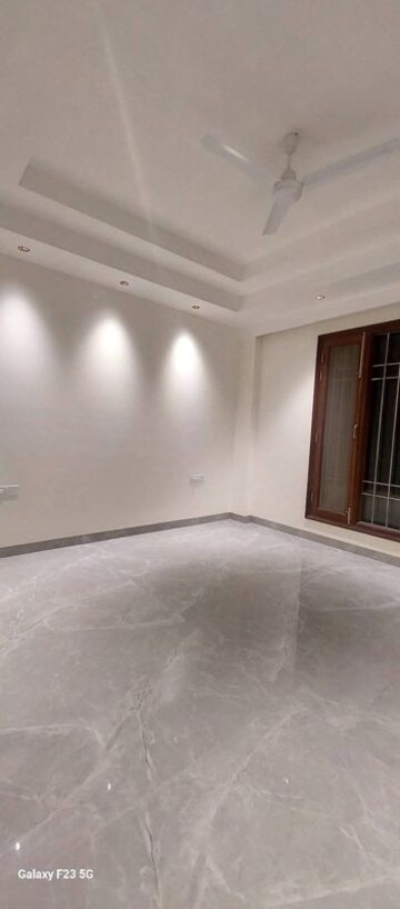 Room in 3 BHK Builder Floor at Sector 45 – for Rent