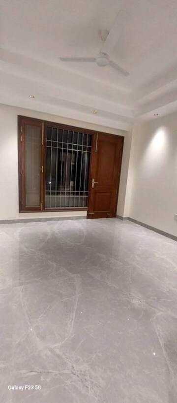 Room in 3 BHK Builder Floor at Sector 45 – for Rent