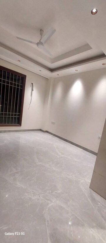 Room in 3 BHK Builder Floor at Sector 45 – for Rent