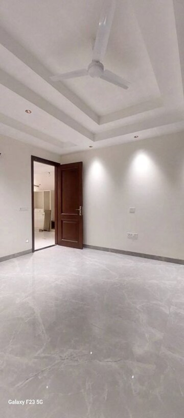 Room in 3 BHK Builder Floor at Sector 45 – for Rent