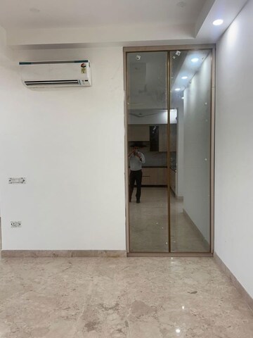 Room in 3 BHK Apartment at Sector 52 – for Rent