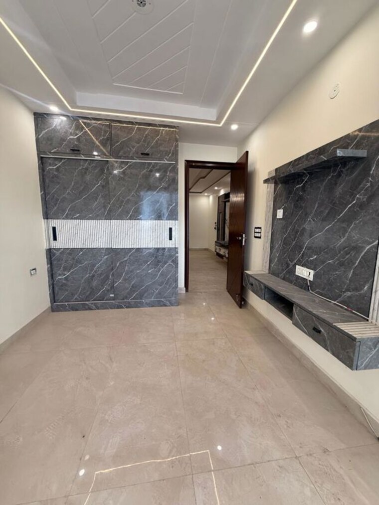  Parking, vishnu garden 3 Bedroom 1100 Sq.Ft. Builder Floor In Vishnu Garden Delhi 10053799