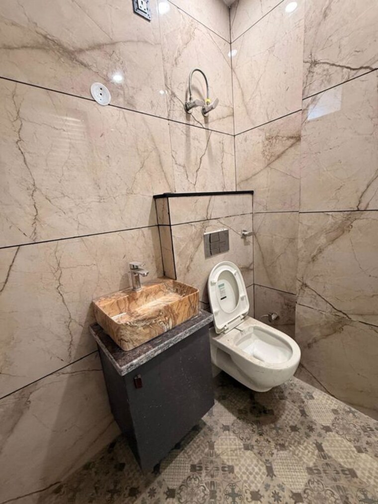 Bathroom, vishnu garden 3 Bedroom 1100 Sq.Ft. Builder Floor In Vishnu Garden Delhi 10053799