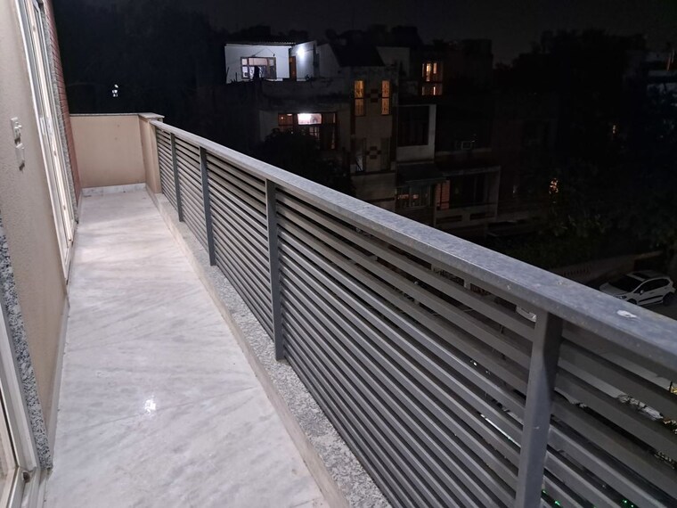 Balcony, chittaranjan park 3 Bedroom 260 Sq.Yd. Builder Floor In Chittaranjan Park Delhi 10053819