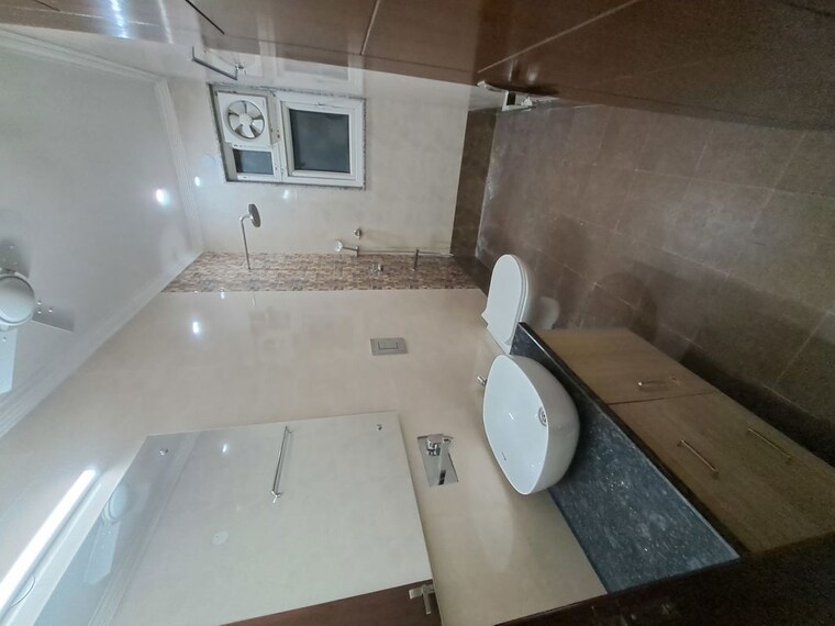 Bathroom, chittaranjan park 3 Bedroom 260 Sq.Yd. Builder Floor In Chittaranjan Park Delhi 10053819