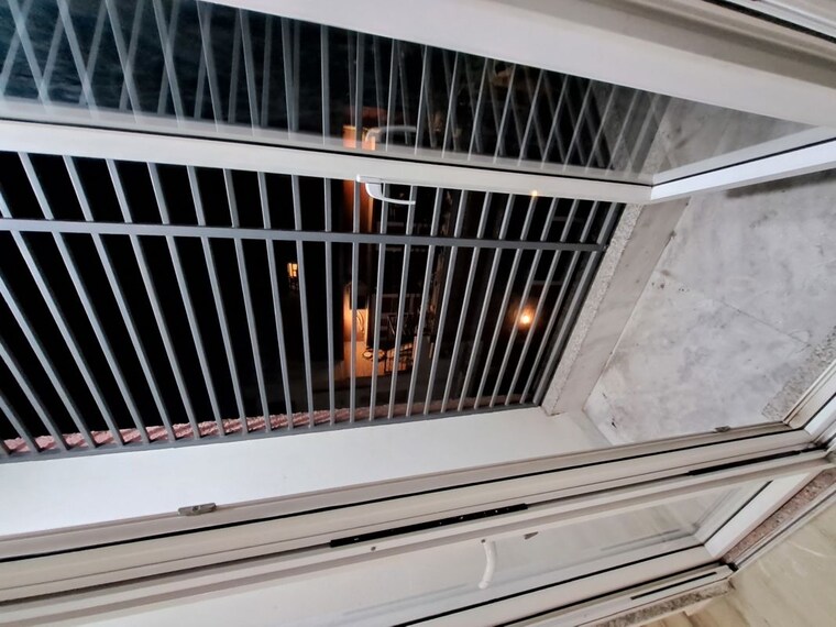 Balcony, chittaranjan park 3 Bedroom 260 Sq.Yd. Builder Floor In Chittaranjan Park Delhi 10053819
